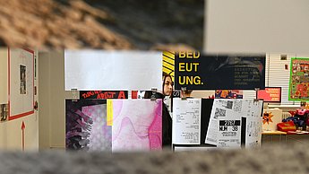Foto von verschiedenen Plakaten