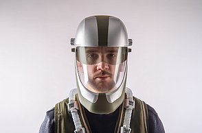 Dargestellt wird das System bestehend aus einem Schweißhelm, einer Filtereinheit, flexiblen Schläuchen, strategisch positionierten Düsen und einer Weste.