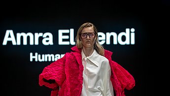 Präsentation eines Outfits auf dem Laufsteg bei der Neo Fashion