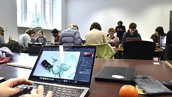 Studenten arbeiten mit ihren Laptops
