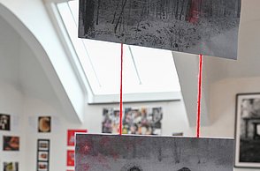 Foto einer Ausstellung mit gemalten Bildern mit Bleistift