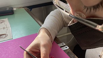 Person bastelt mit Perlen