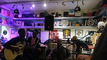 Foto einer Band die in einem Keller Musik macht