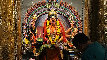Indische Statue in einem Gebäude