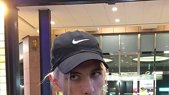 Ein Mann trink seinen Bubble Tea