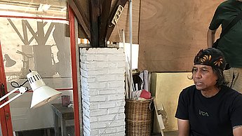 Adhi Nugraha mischt südostasiatische und skandinavische Formensprachen und nutzt für seine Möbel die traditionellen Materialien Bambus und Rattan