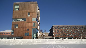 Foto vom gefrorenen Fluss vorm Campus der Kunstschule