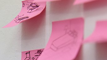 Pinke Klebezettel an einer Wand