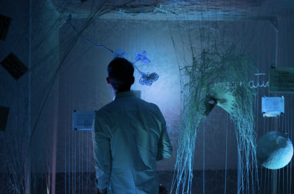 Foto einer Person in einem dunklen Raum