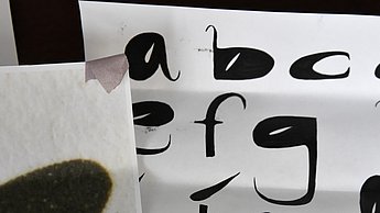 Verschiedene Buchstaben auf Papier 