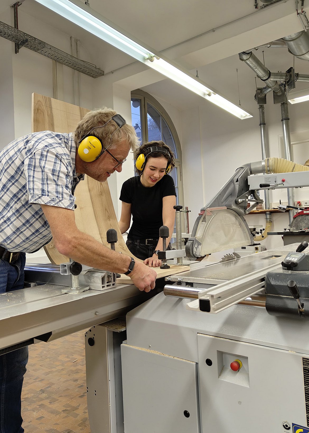 Bild Zusammenarbeit mit den Werkstattmeistern in der Holz- und Modellbauwerkstatt