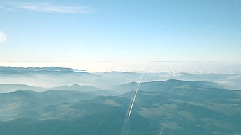 Eine Gebirgslandschaft aus großer Höhe
