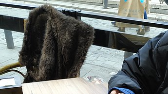 Personen beim essen von Pudding