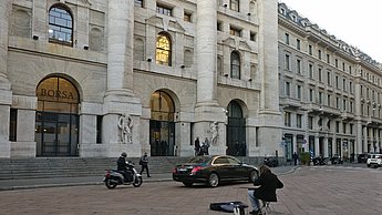 Foto von Menschen vor einem Gebäude