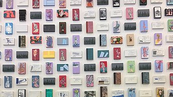 Viele aufgeklebte Bilder an einer Wand