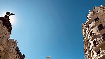 Foto von Gebäuden über denen sich ein klarer, blauer Himmel erstreckt 