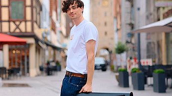 Person mit ihrem Projekt