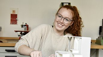 Studentin arbeitet an ihrem Projekt 