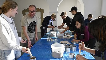 Studenten arbeiten mit Sand