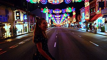 Hell beleuchtete Straßen in Little India