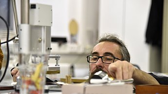 Mann betrachtet Projekt