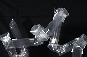 Foto einer langen Plastikfolie die auf schwarzem Hintergrund schwebt