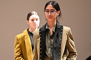 Zwei Models präsentieren gelbe Outfits