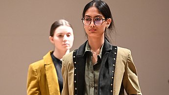 Zwei Models präsentieren gelbe Outfits