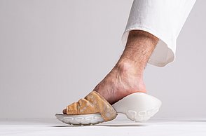 Model trägt Schuh