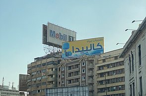 Geparkte Autos vor einem Gebäude