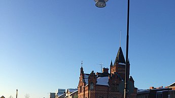 Foto eines verschneiten Wegs der zu einer Stadt führt