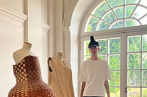 Felix Stöhr mit seinen Entwürfen im Berliner Salon