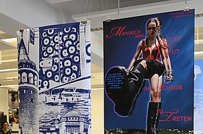 Foto von vier aufgehängten Plakaten, die alle im Blauton gehalten sind