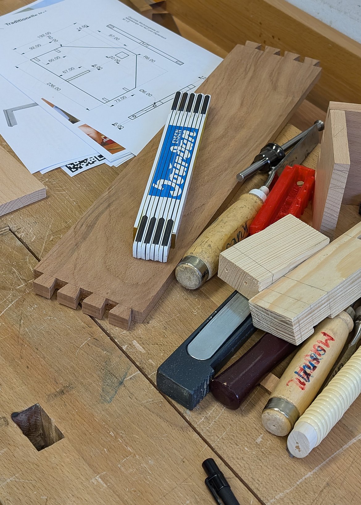 Bild der verwendeten Werkzeuge in der Holz- und Modellbauwerkstatt