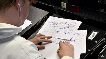 Student am skizzieren