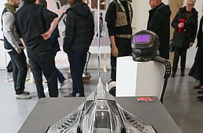 Foto einer schwarz-weißen Konstruktion