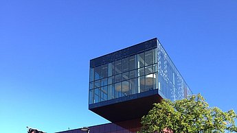Foto eines Gebäudes mit vielen Glasfenstern 