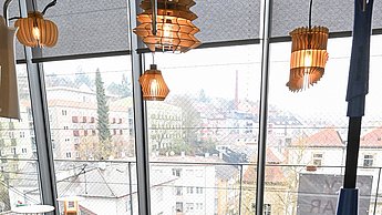 Foto eines Raums in welchem verschiedene Stühle stehen