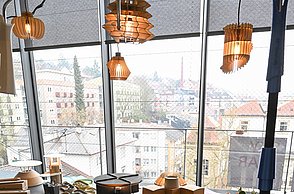 Foto eines Raums in welchem verschiedene Stühle stehen