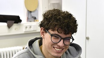 Person zeigt den Daumen nach oben