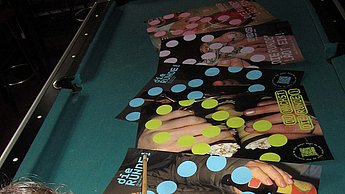 Abschlussarbeit Lilly Englert: Radikale Sanftheit –  Diskurspunkte für eine offene Gesellschaft – Plakate auf Billardtisch