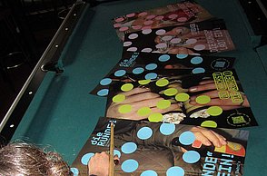 Abschlussarbeit Lilly Englert: Radikale Sanftheit –  Diskurspunkte für eine offene Gesellschaft – Plakate auf Billardtisch