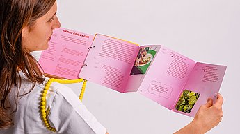Abschlussarbeit Sophia Holstein: Designing Joy - ein visuelles Spiel mit der Freude – Booklet Innenansicht