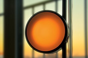 Dargestellt wird der kreisförmige, solarbetriebene Lampenschirm