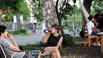 Menschen sitzen im Park