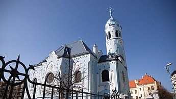 Foto einer blauen Kirche 