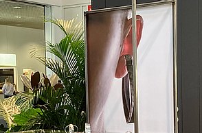 Tisch mit ausgestellten Schmuckstücken