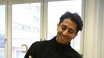 Mann hält vier große Holzschlüssel