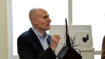 Mann hält Präsentation