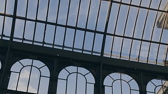 Foto eines Glasdachs in einem Gebäude 